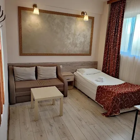 Hotel Akord - Free Parking & Metro Access