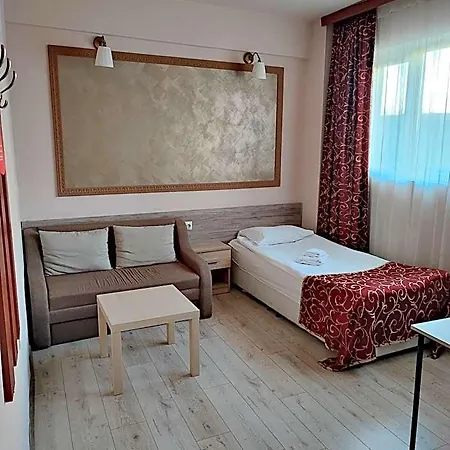 Hotel Akord - Free Parking & Metro Access