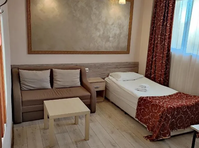 Hotel Akord - Free Parking & Metro Access