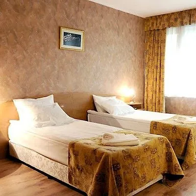 Hotel Akord - Free Parking & Metro Access