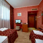 Akord - Free Parking & Metro Access Отель